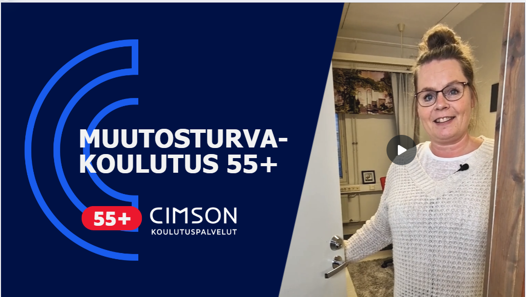 Kuva videosta. Otsikkona on Muutosturvakoulutus 55+. Kuvassa kouluttaja avaa hymyillen oven.